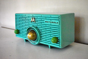 アクアマリン ターコイズ 1957 モトローラ モデル 56H ビンテージ真空管 AM ラジオの象徴的なタービン デザイン!