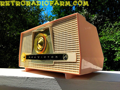 売れました！ - 2016 年 9 月 3 日 - ピンクと白 アトミック エイジ ヴィンテージ 1959 RCA Victor Model X-4HE 真空管 AM ラジオ 素晴らしい!