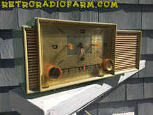 画像をギャラリービューアに読み込む, SOLD! - Dec 8, 2016 - BEAUTIFUL PASTEL GREEN Retro Jetsons 1959 Admiral 298 Tube AM Clock Radio Sounds Great! - [product_type} - Admiral - Retro Radio Farm