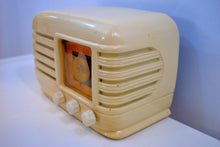 Load image into Gallery viewer, Vanilla Ivory Bakelite 1941 Crosley Model 52TE AM Shortwave Vacuum Tube Radio War Period Beauty Sounds Amazing!