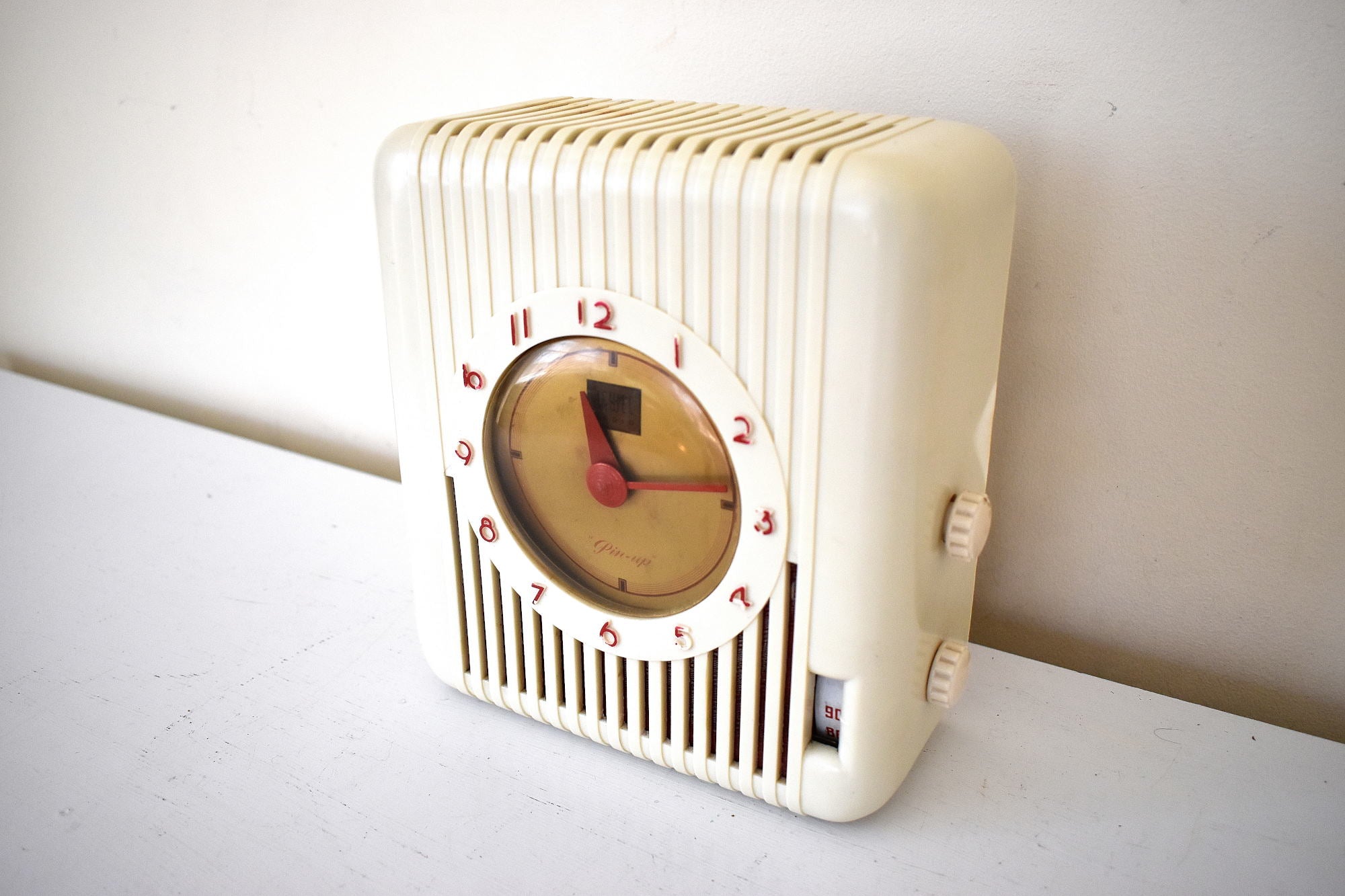 Casabella Ivory 1947 Jewel Model 505 Pin-up AM Vacuum Tube Clock Radio Rare Model Excellent Condition!