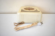Load image into Gallery viewer, Casabella Ivory 1947 Jewel Model 505 Pin-up AM Vacuum Tube Clock Radio Rare Model Excellent Condition!