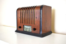 Charger l&#39;image dans la galerie, Artisan Handcrafted Wood 1936 Kadette Model 76 Vacuum Tube AM Radio Cute Little Woody! Sounds Great!