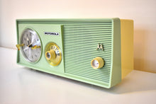 画像をギャラリービューアに読み込む, ライムグリーン 1959年モトローラモデル 5C14GW 真空管AMクロックラジオ 美しく希少なカラー！非常に良い状態！