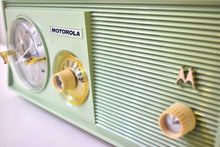 画像をギャラリービューアに読み込む, ライムグリーン 1959年モトローラモデル 5C14GW 真空管AMクロックラジオ 美しく希少なカラー！非常に良い状態！