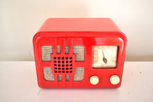 Charger l&#39;image dans la galerie, Gloss Red 1946 Lyric Model 546T AM Vacuum Tube Radio Stunning Looking and Works Great!