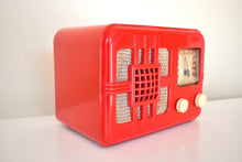 Charger l&#39;image dans la galerie, Gloss Red 1946 Lyric Model 546T AM Vacuum Tube Radio Stunning Looking and Works Great!
