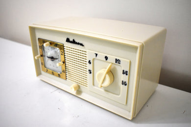 Smart Speaker Ready To Go - Foam Ivory Vintage 1946 Madison Model 940-AU AM Vacuum Tube Clock Radio Rare and Very Nice Looking!