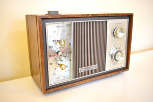 Bluetooth すぐに使えます - 木製パネル付き 1964 Magnavox モデル 0007 AM 真空管ラジオのサウンドは素晴らしいです。 60年代のモッドに見えます！