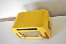 Charger l&#39;image dans la galerie, Sunflower Yellow Country Cottage 1940 Motorola 55x15 Tube AM Radio Original Factory Decals Such A Quaint Design!