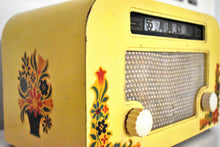 Charger l&#39;image dans la galerie, Sunflower Yellow Country Cottage 1940 Motorola 55x15 Tube AM Radio Original Factory Decals Such A Quaint Design!