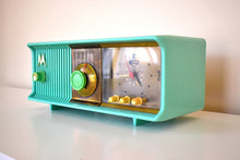 Charger l&#39;image dans la galerie, Sea Green 1957 Motorola Model 56CC Vacuum Tube AM Clock Radio Rare Beautiful Color Sounds Fantastic!