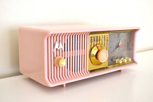 マリリン ピンク 1957 モトローラ モデル 56CD3 真空管 AM クロック ラジオ She's a Babe 素晴らしいサウンドです。