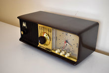 画像をギャラリービューアに読み込む, チョコレートブラウン ミッドセンチュリー 1956年 モトローラモデル 56CD 真空管 AM クロックラジオ 音が素晴らしい！ミントコンディション！