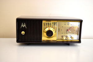 Chocolate Brown Mid Century 1956 Motorola Model 56CD Vacuum Tube AM Clock Radio Sounds Great! Mint Condition!