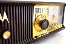 画像をギャラリービューアに読み込む, チョコレートブラウン ミッドセンチュリー 1956年 モトローラモデル 56CD 真空管 AM クロックラジオ 音が素晴らしい！ミントコンディション！