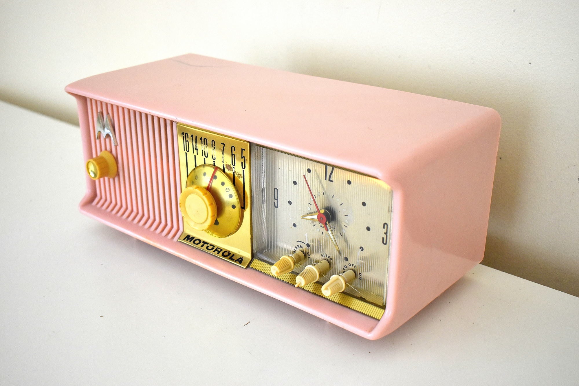 マリリン ピンク 1957 モトローラ モデル 56CD3 真空管 AM クロック ラジオ She's a Babe 素晴らしいサウンドです。