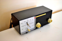 Charger l&#39;image dans la galerie, Obsidian Black 1956 Motorola 56CE1A Vacuum Tube AM Clock Retro Radio Excellent Plus Working and Physical Condition!
