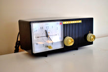 Charger l&#39;image dans la galerie, Obsidian Black 1956 Motorola 56CE1A Vacuum Tube AM Clock Retro Radio Excellent Plus Working and Physical Condition!