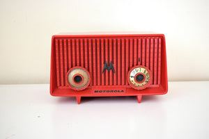 燃えるような赤い Motorola モデル 56R AM 真空管ラジオ 大音量でクリアなサウンド かわいい小悪魔!