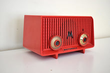 画像をギャラリービューアに読み込む, 燃えるような赤い Motorola モデル 56R AM 真空管ラジオ 大音量でクリアなサウンド かわいい小悪魔!