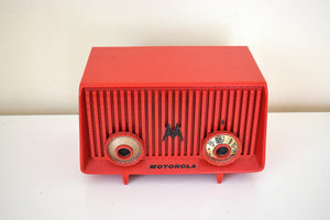 燃えるような赤い Motorola モデル 56R AM 真空管ラジオ 大音量でクリアなサウンド かわいい小悪魔!