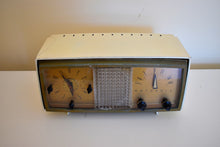 Charger l&#39;image dans la galerie, Ivory White Mid Century 1952 Motorola Model 62C2A Vacuum Tube AM Clock Radio Sounds Great! Early Mid Century Design!