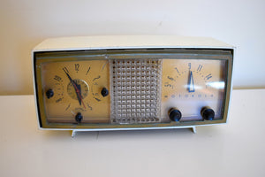 アイボリー ホワイト ミッドセンチュリー 1952 モトローラ モデル 62C2A 真空管 AM クロック ラジオ 音が素晴らしい!ミッドセンチュリー初頭のデザイン！