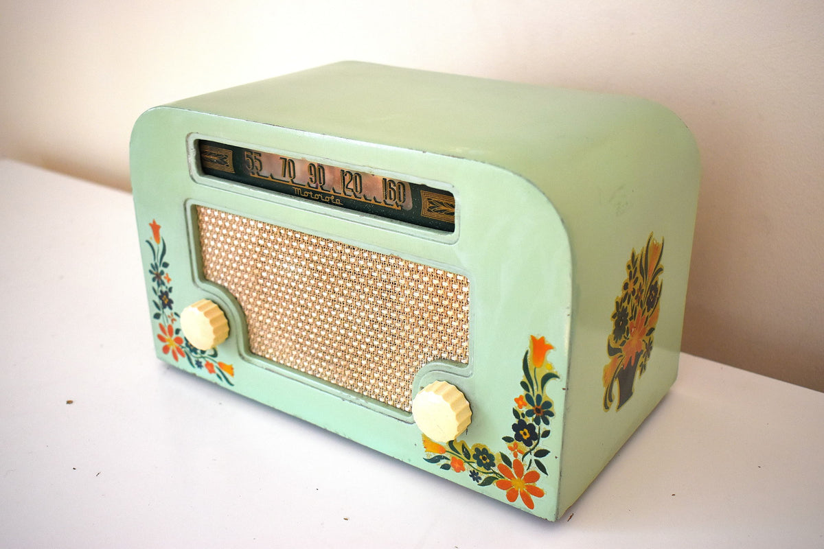 Country Cottage Pastel Green 1940 Motorola 55x15 Vacuum Tube AM Radio ...