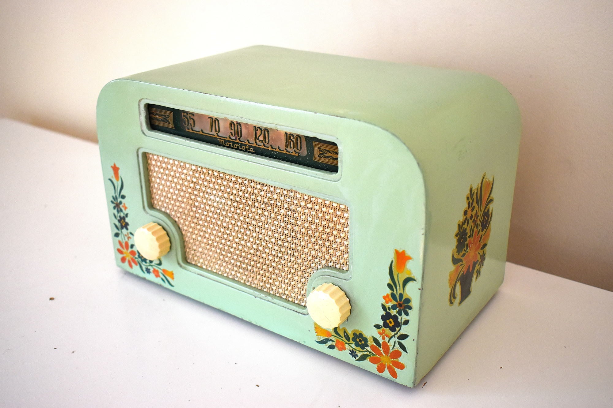 Country Cottage Pastel Green 1940 Motorola 55x15 Vacuum Tube AM