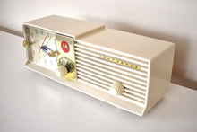 画像をギャラリービューアに読み込む, リネン ホワイト ミッド センチュリー 1957 モトローラ モデル 57CD2A 真空管 AM クロック ラジオ ビューティー サウンド ファンタスティック!