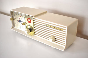 リネン ホワイト ミッド センチュリー 1957 モトローラ モデル 57CD2A 真空管 AM クロック ラジオ ビューティー サウンド ファンタスティック!