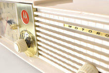 画像をギャラリービューアに読み込む, リネン ホワイト ミッド センチュリー 1957 モトローラ モデル 57CD2A 真空管 AM クロック ラジオ ビューティー サウンド ファンタスティック!