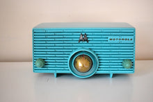 画像をギャラリービューアに読み込む, アクアマリン ターコイズ 1957 モトローラ モデル 56H ビンテージ真空管 AM ラジオの象徴的なタービン デザイン!