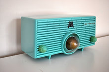 Charger l&#39;image dans la galerie, Aquamarine Turquoise Mid Century Retro Jetsons 1957 Motorola Model 56H Turbine Vacuum Tube AM Radio Works Amazing!