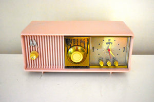 マリリン ピンク ミッドセンチュリー 1956 モトローラ 57CC2 真空管 AM クロック ラジオ 彼女はお人形です!
