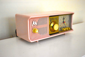 マリリン ピンク ミッドセンチュリー 1956 モトローラ 57CC2 真空管 AM クロック ラジオ 彼女はお人形です!