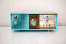 Charger l&#39;image dans la galerie, Aquamarine Turquoise 1957 Motorola Model 57CC Vacuum Tube AM Clock Radio Beautiful Color Sounds Fantastic!