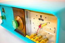 Charger l&#39;image dans la galerie, Aquamarine Turquoise 1957 Motorola Model 57CC Vacuum Tube AM Clock Radio Beautiful Color Sounds Fantastic!