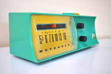 画像をギャラリービューアに読み込む, Sea Green 1957 Motorola Model 57H AM 真空管ラジオ レアモデル 大音量でクリアなサウンド！