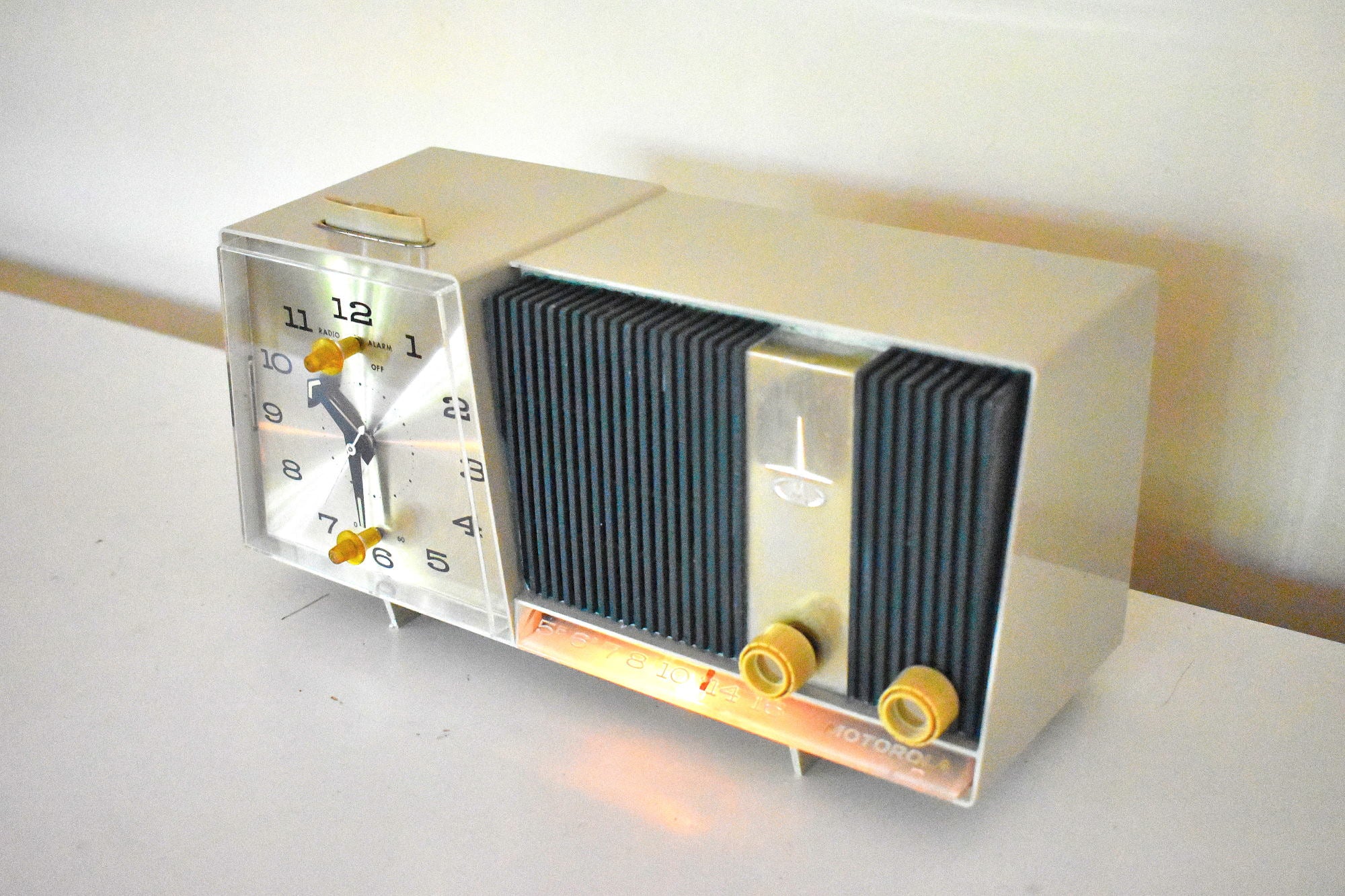 ハンター グリーンとベージュ アイボリー 1962 モトローラ C11S クロック ラジオ 真空管 AM クロック ラジオ 優れたプラスの状態とサウンドは素晴らしいです。