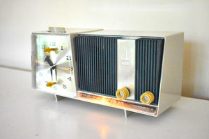 ハンター グリーンとベージュ アイボリー 1962 モトローラ C11S クロック ラジオ 真空管 AM クロック ラジオ 優れたプラスの状態とサウンドは素晴らしいです。