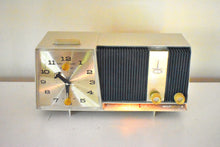 画像をギャラリービューアに読み込む, ハンター グリーンとベージュ アイボリー 1962 モトローラ C11S クロック ラジオ 真空管 AM クロック ラジオ 優れたプラスの状態とサウンドは素晴らしいです。