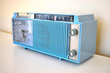 画像をギャラリービューアに読み込む, タキシード ブルー 1963 モトローラ モデル C12B 真空管 AM クロック ラジオ 見た目も音も素晴らしい素晴らしい状態です。