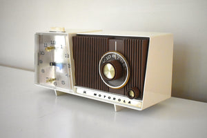 タンとアイボリーのモトローラ C18W23 クロック ラジオ 1963 真空管 AM クロック ラジオ 素晴らしい状態と素晴らしいサウンドです。