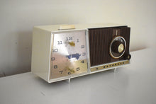 Charger l&#39;image dans la galerie, Tan and Ivory Motorola C18W23 Clock Radio 1963 Vacuum Tube AM Clock Radio Excellent Plus Condition and Sounds Fantastic!