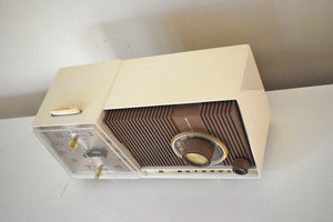 タンとアイボリーのモトローラ C18W23 クロック ラジオ 1963 真空管 AM クロック ラジオ 素晴らしい状態と素晴らしいサウンドです。