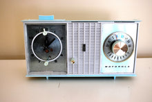 Charger l&#39;image dans la galerie, Chalfonte Blue 1963 Motorola Model C35BK Vacuum Tube AM Clock Radio Excellent Condition!