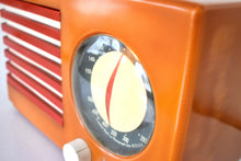 Charger l&#39;image dans la galerie, Butterscotch Orange Catalin Emerson Model FC-400 &quot;The Aristocrat” Vacuum Tube AM Radio Sounds Great!