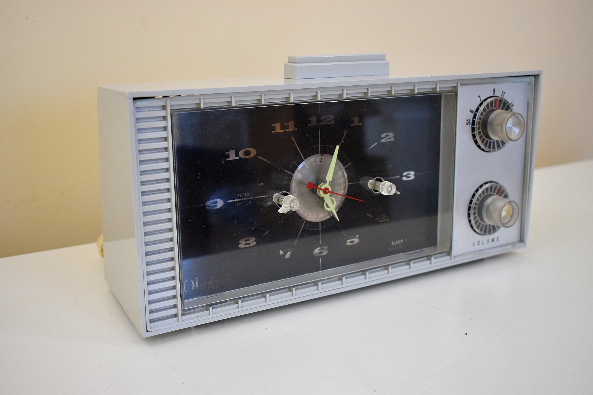 Wraith Silver Mid Century Retro 1957 Olympic Model ? AM Vacuum Tube Clock Radio Sounds Terrific Super Rare Neon Lighted Clock!